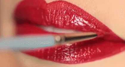 《暮光之城》母女再同框,最引人关注的是她的红唇妆