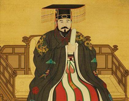 回到了长安后,王莽在汉哀帝死后立九岁的中山王为帝,开启了大权独揽的