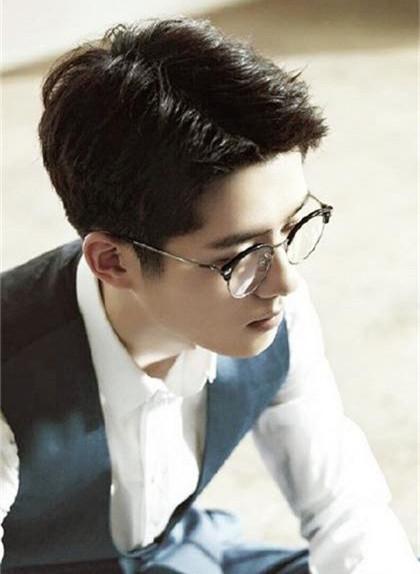 雷佳音晒照,即使戴上眼镜也一点都不斯文!