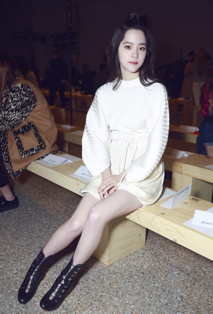 17岁欧阳娜娜穿粉色竟不如张雪迎少女网友可惜了这上万块毛衣