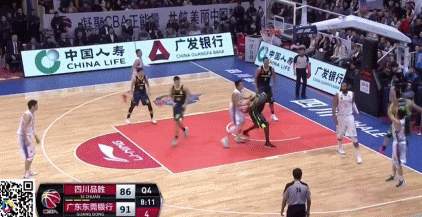 易建联火锅大帽哈达迪,随后投篮命中,这表情真是横