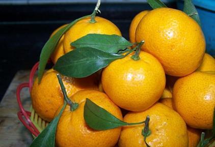 老头在收拾东西, 身上羽绒服突然爆炸! 专家提醒: 这种情况要注意