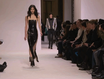 奚梦瑶维密跌倒后再登台走秀,状态满满,却还是被网友喷了