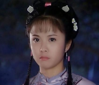 而在《王牌对王牌》节目中剧组聚会现场,杨若兮的出现引起了许多人的