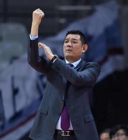 山东男篮深夜抵达青岛,大将病愈随队出征,两队刻意回避德比话题