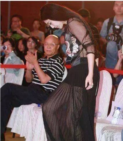 范冰冰穿透明黑裙,一弯腰,啥都遮不住了!网友:辣眼睛