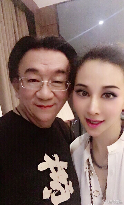 相声大师侯耀华与女徒弟举止亲昵 名牌包情侣表豪送不停