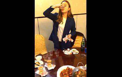 土豪让美女喝酒,喝一杯200块,结果美女的做法令人傻眼