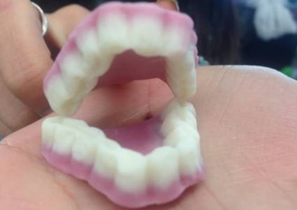 上图中,看似假牙的东西其实是一种糖果,很多人觉得很恶心,但是这却是