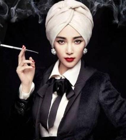 10,李冰冰身穿西装外套的李冰冰潇洒帅气,精致的妆容让她更加美艳,微