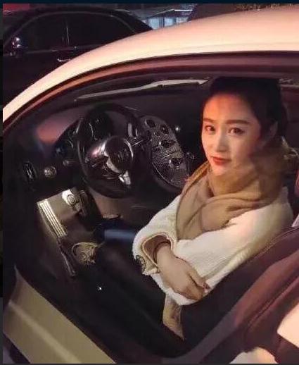 三千万布加迪威龙上路引围观,路虎都不敢靠近,女车主颜值很养眼