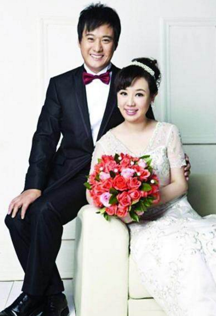 2012年,关凌为丈夫姬云飞生下了一个可爱的儿子,升级当妈的关凌,还在