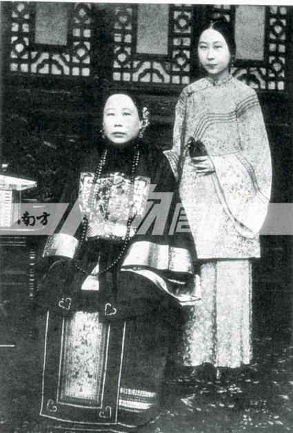 李鸿章夫人珍贵照片,身穿清朝贵妇服饰,系名门望族出身!