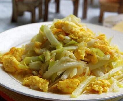 【韭菜芽炒蛋】原料:韭菜黄,鸡蛋做法一,韭菜芽1把洗干净切段,鸡蛋5个