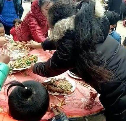 农村酒席别人还没怎么动筷,大妈先一顿狂夹装满塑料袋