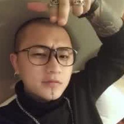 快手网红每日直播一小时曝自己后台余额,网友