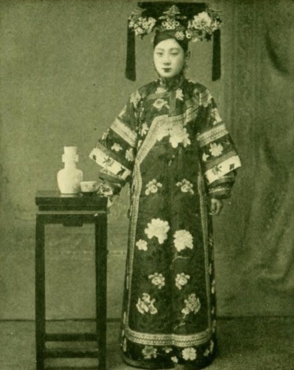 清朝亲王,郡王及亲王世子的正室称福晋(嫡福晋),侧室称侧福晋,地位再