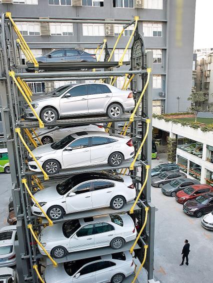 包括二个支架,在二个支架当中装有一个摩天轮,摩天轮上悬挂有车位架