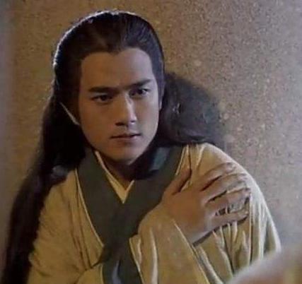 他毕业后被星探发掘,继而进入娱乐圈,由于外貌出色,陈俊生称为了台湾