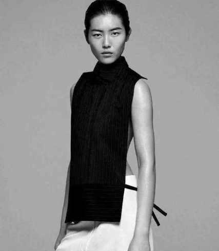 刘雯穿骷髅装走秀,网友:除了身材好点,真看不懂这是什么时尚