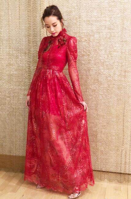 香港女星邓丽欣现身活动,一身红裙超靓丽!