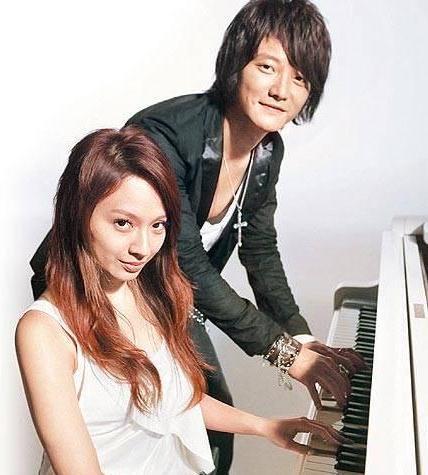 飞儿乐队主唱被退团,细节证明或与前男友兼队员阿沁有关?