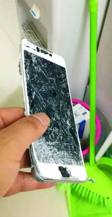 小学生写作文时打王者荣耀,父亲怒摔手机,写下这篇作文!