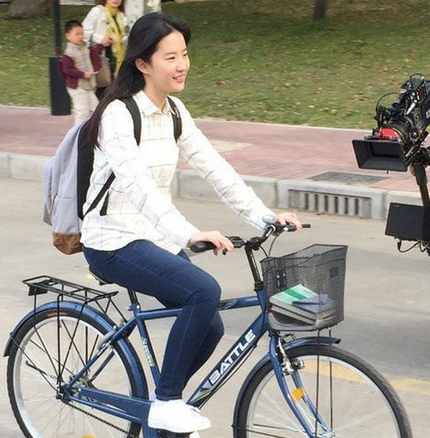 女明星骑单车,高圆圆像女神,迪丽热巴丑萌丑萌的好可爱!