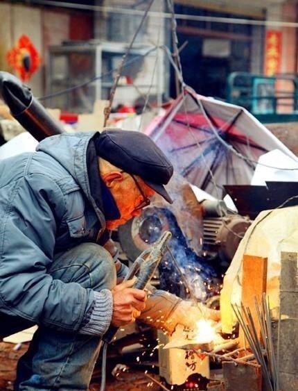 就是,这个打铁铺子也是老夫妻俩一辈子感情的见证,虽然每天干活挺累