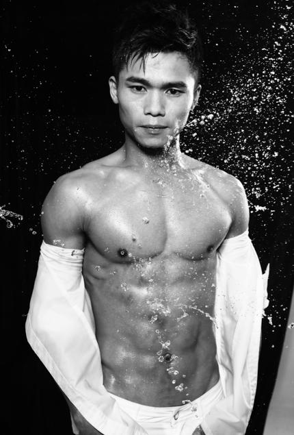 庄小龙硬汉范儿写真曝光 彰显战狼精神