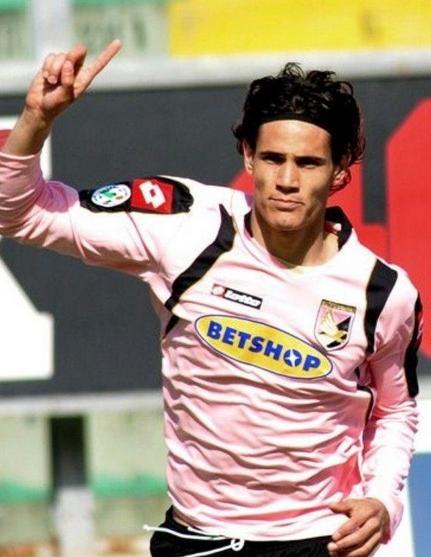 在2000年,卡瓦尼在达努比奥开始了自己的青训生涯,而2007年这个乌拉圭