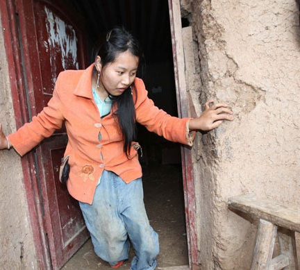 照片中的女孩叫小陈,她从小患有小儿麻痹,和父亲这样度过了十几年