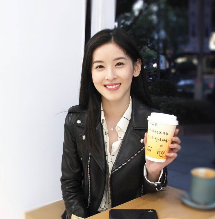 今年24岁的章泽天比今年43岁的刘强东小了19岁,然而年龄并没有成为