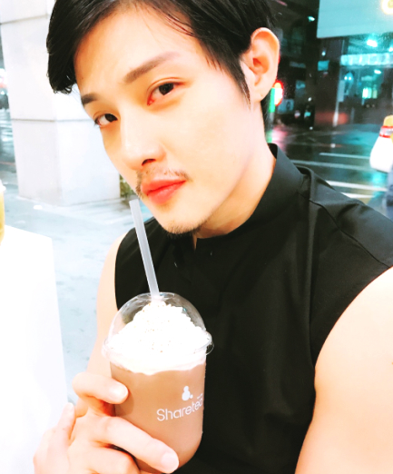 但寇家瑞个子很高,五官完美,很有气质,被称为娱乐圈最帅的"星二代".