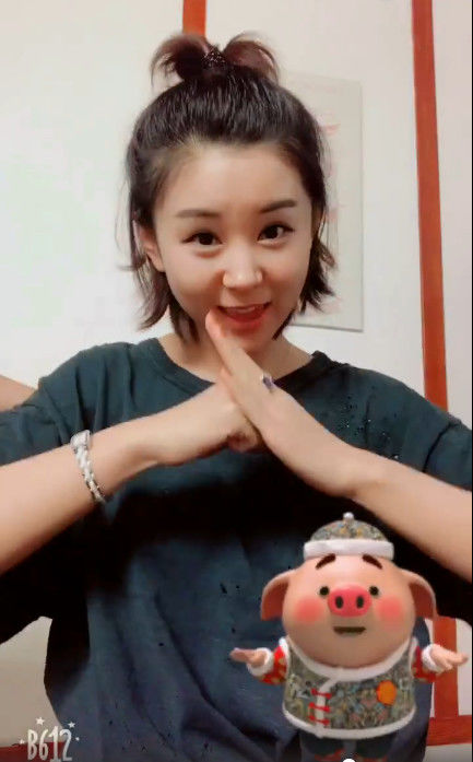 王雷与娇妻李小萌手势舞大pk俩夫妻超萌引网友连连爆笑