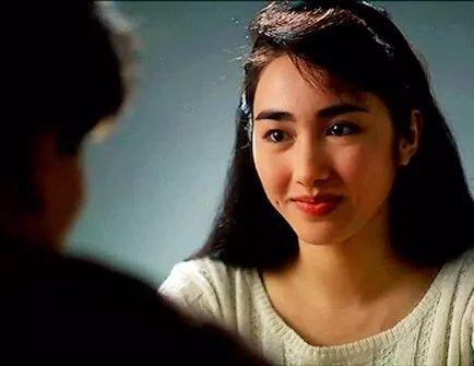 电影《狱中龙》中,白色毛衣 长发,放在现在依旧是女神.