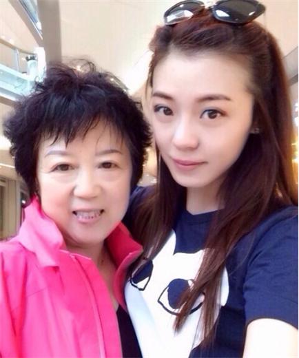 44岁高亚麟的33岁妻子时玮近照