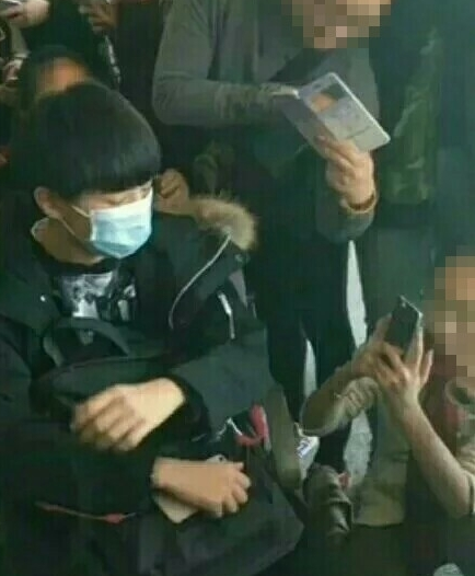 王俊凯春节回家过年被围住,李小璐像邻家媳妇