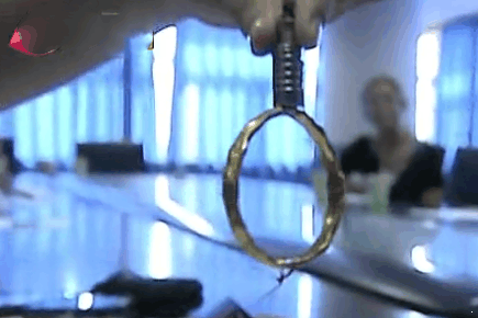 男子去金店买首饰时, 掏出强力磁铁试一试, 店员