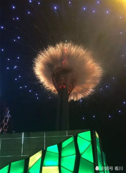 站在地上观看电子烟花秀表演,又如太空中的一轮飞碟来袭,神秘莫测.