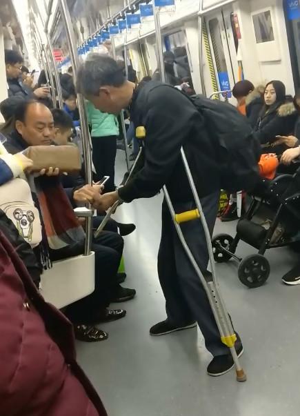 地铁|车厢|乞丐_新浪新闻