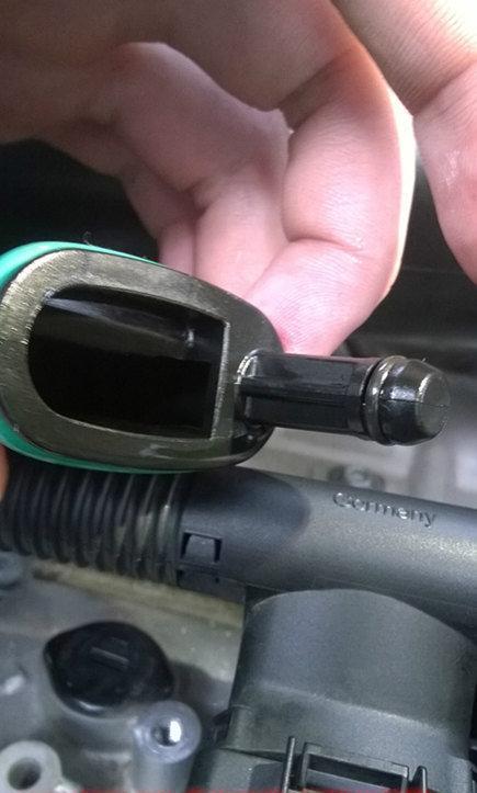 办理民众ea888发动机烧机油之调换油气分离器