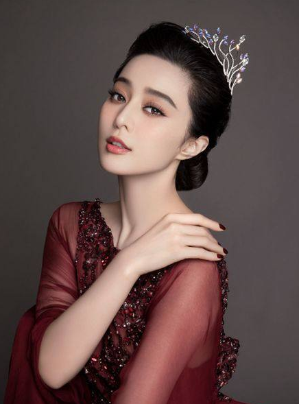 当红花旦戴皇冠,本以为刘亦菲已经够美了,但看到范冰冰都沉默了