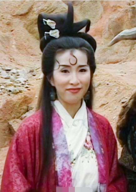 她曾演过任盈盈,扮过女娲,3段豪门恋情,今儿子长大但父亲成谜