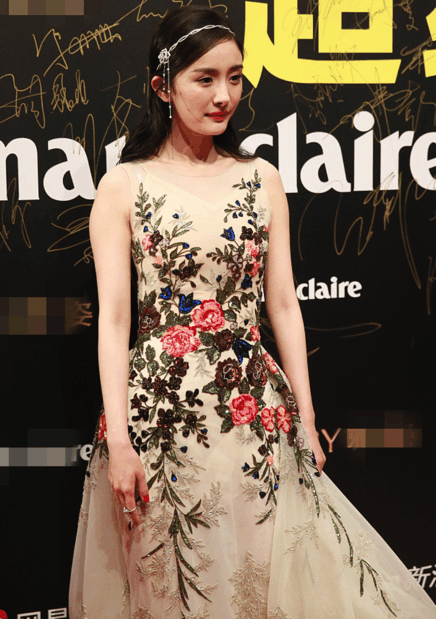 杨幂穿v字连衣裙, 这是从面粉厂回来的? 网友: 最后一张很尴尬!