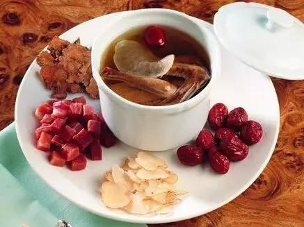 材料:30g猪肝,30g鸭肝,100g菠菜,20g干枣,15g水发木耳,5g姜,2g盐做法