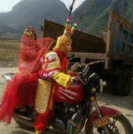 悟空啊 筋斗云呢 怎么骑摩托车了 每天我家门口的路上都会有洒水车