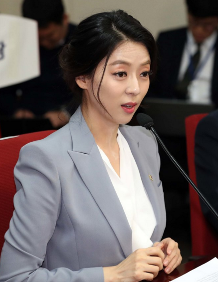 韩国前mbc新闻主播裴贤镇正式加入自由韩国党.