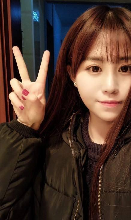 五五开和韦神同样是lol退役职业选手,但是女友的差别太大了!