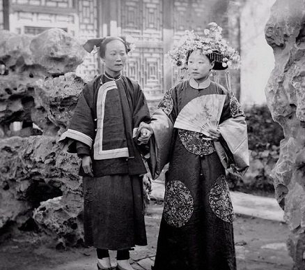 清朝,大户人家的小姐,比如今女明星还美,请无视旁边的丫鬟.